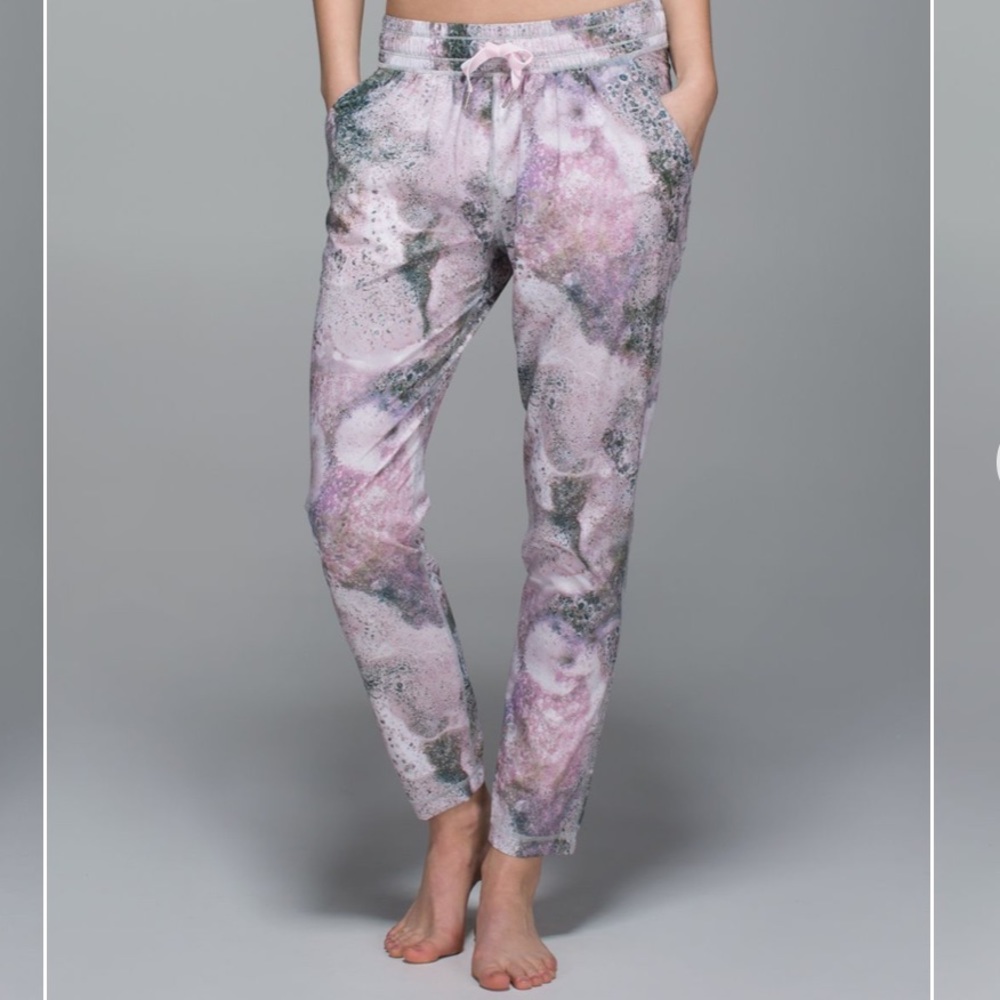 Lululemon Joggers Sugar Crush Print size 4